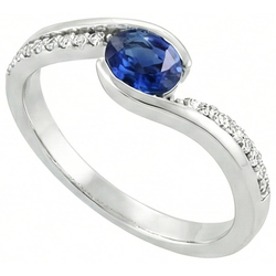 Bague en saphir du Sri Lanka et diamants taille ovale 2 ct en or blanc 14K