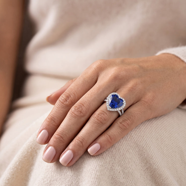 Bague fantaisie en saphir bleu taille coeur de 4.45 ct et diamants en or blanc 14K