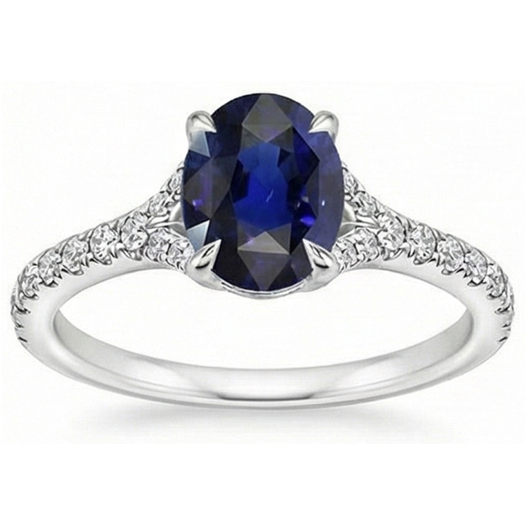 Bague ovale en pierre précieuse saphir bleu profond avec des bijoux d'accents 3.75 carats