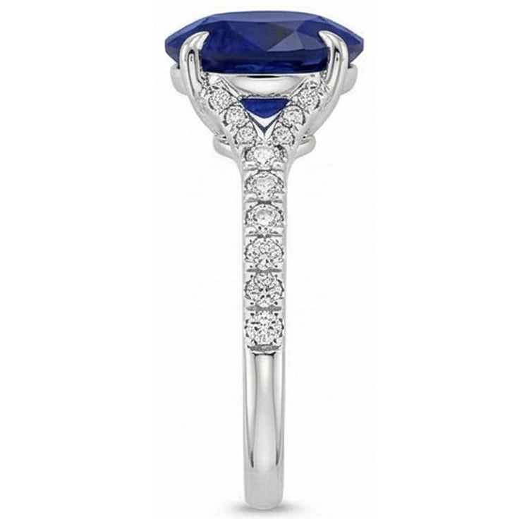 Bague ovale en pierre précieuse saphir bleu profond avec des bijoux d'accents 3.75 carats