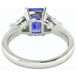 Bague saphir bleu émeraude 3 pierres et paire de trillions de diamants 2 carats