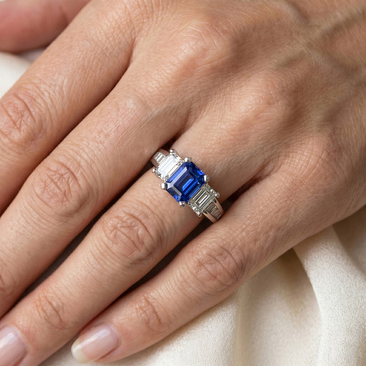 Bague saphir bleu émeraude 3 pierres sertie d'accents 3 carats