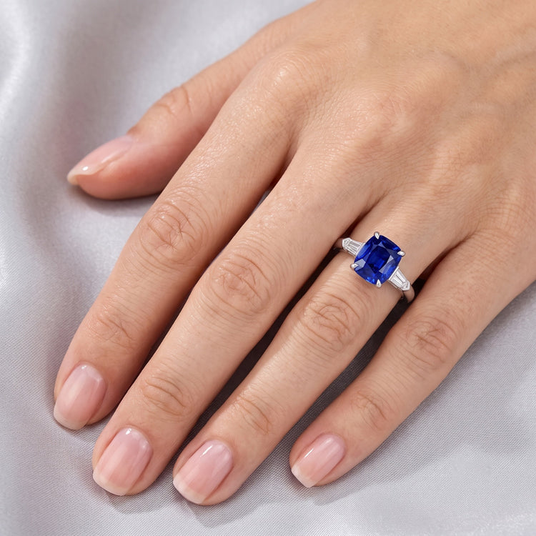Bague saphir émeraude à trois pierres. diamant baguette conique de 3.50 carats