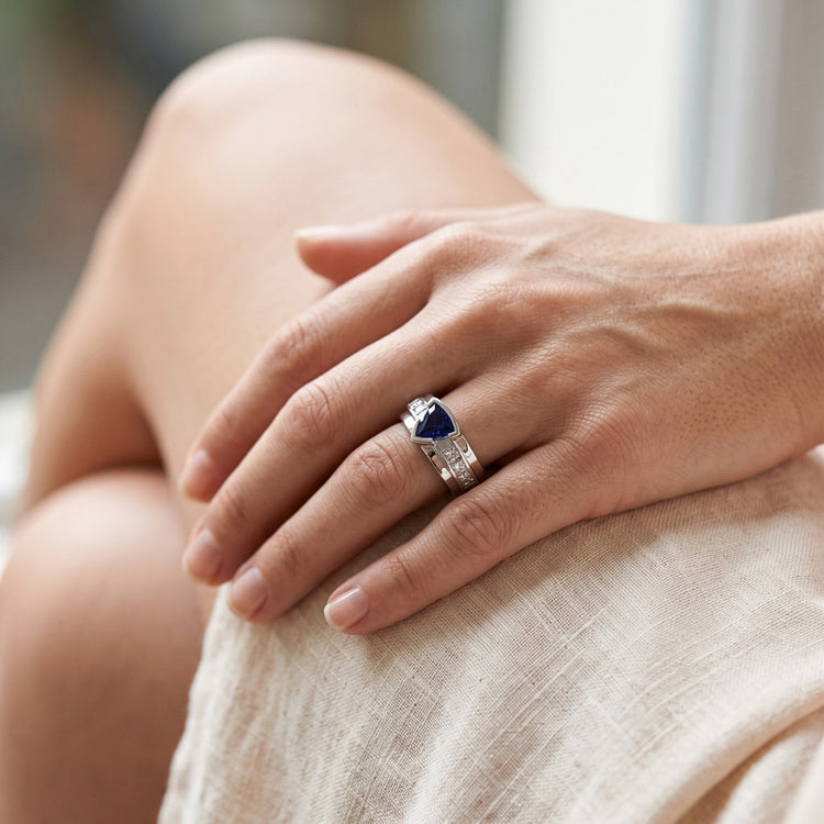 Bague saphir trillion de pierres précieuses 1.50 carats serti de diamants