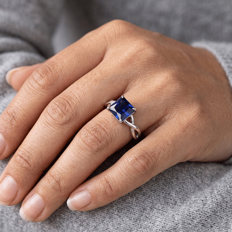 Bague solitaire en or pour femme sertie de griffes de saphir du Sri Lanka 2.25 carats