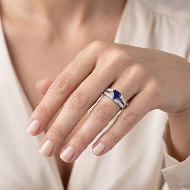 Bague taille trillion avec saphir bleu et diamants à tige fendue 1 carat