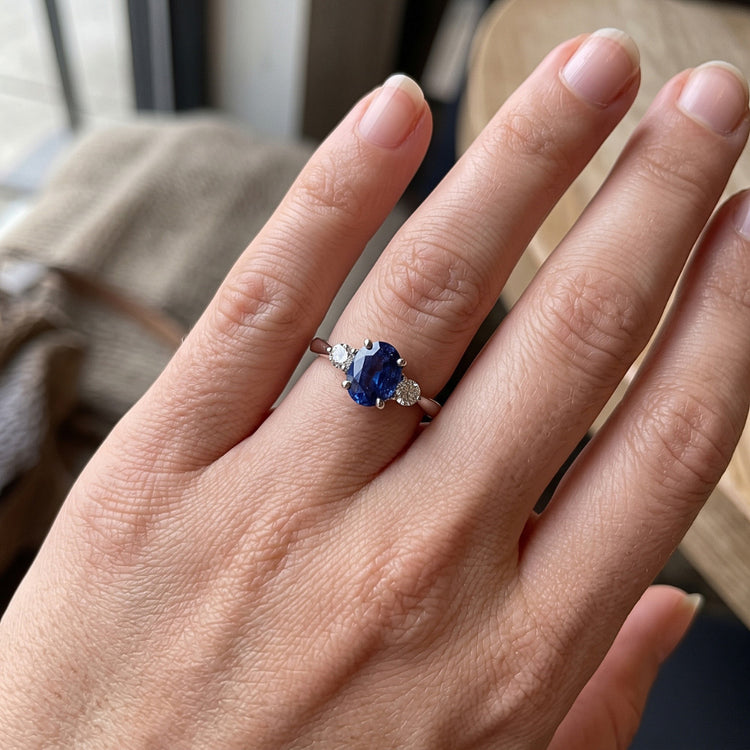 Bague trois pierres ovale saphir de Ceylan et diamant rond 2.50 carats
