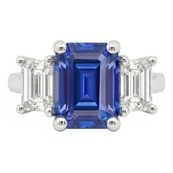 Bague trois pierres saphir bleu émeraude et diamants 2.50 carats