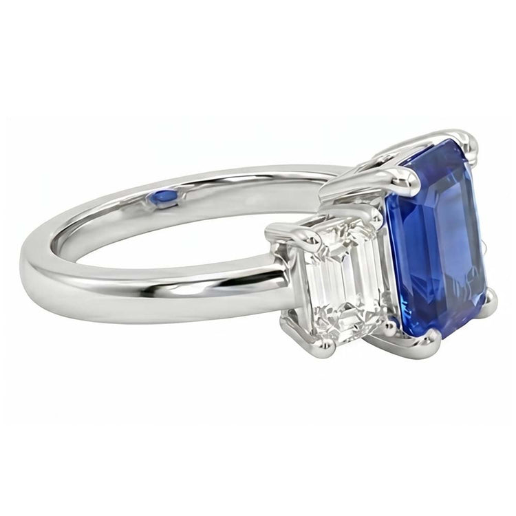 Bague trois pierres saphir bleu émeraude et diamants 2.50 carats