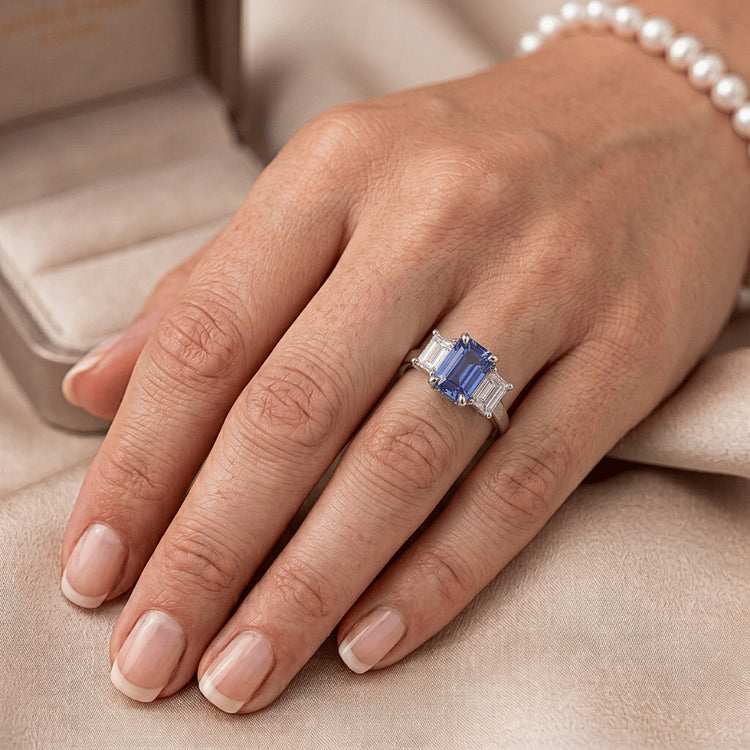 Bague trois pierres saphir bleu émeraude et diamants 2.50 carats