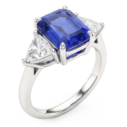 Bague trois pierres saphir bleu. émeraude et trillion de diamants 2.50 carats