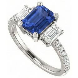 Bague trois pierres saphir émeraude avec diamants accentués 4.50 carats