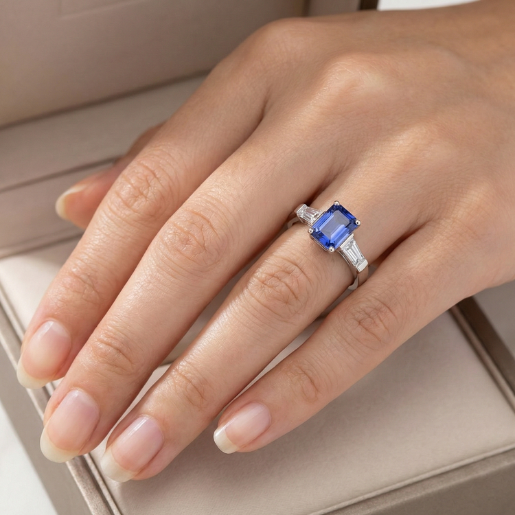 Bague 3 Pierres Diamants Baguette Saphir Bleu Taille Émeraude 1.75 Carats
