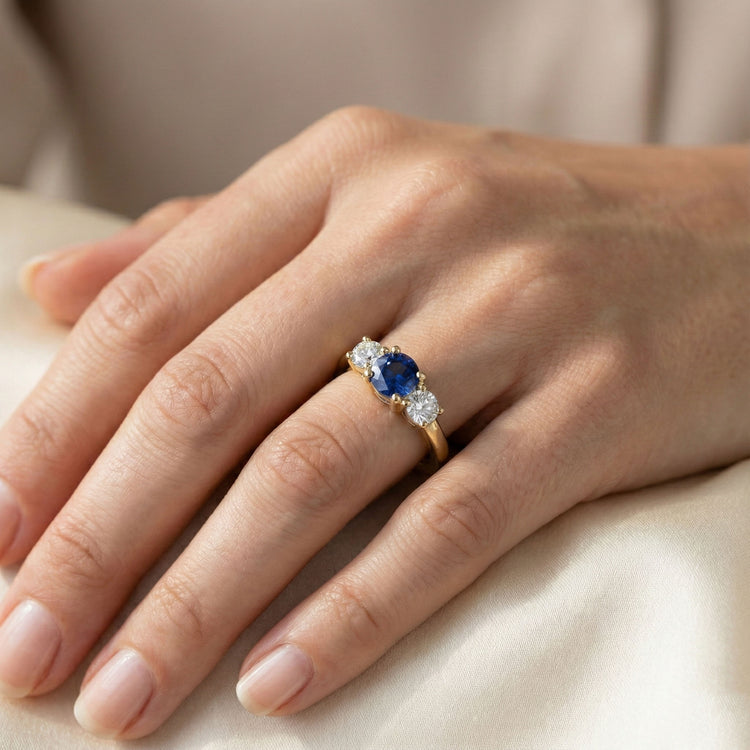 Bague 3 Pierres Or Jaune Saphir Bleu Rond & Diamants 1.50 Carats