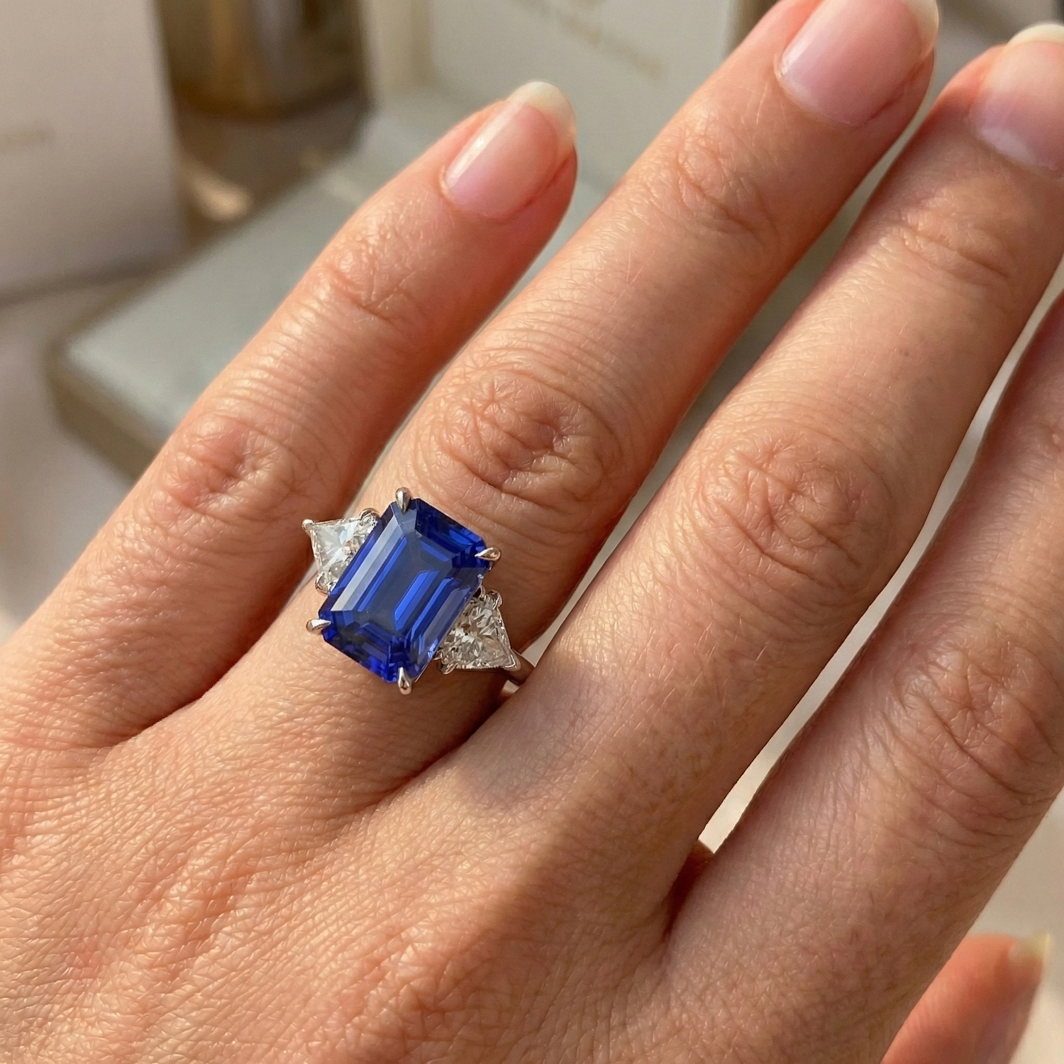 naturel trillion saphir 4.50carats bague sur blanc