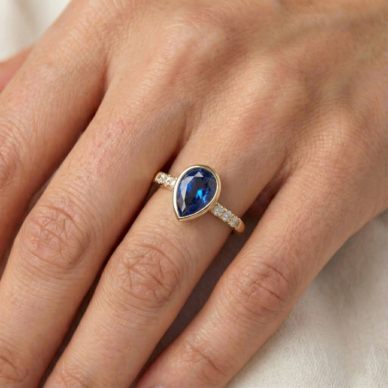 naturel pear diamant 2carats bague sur blanc