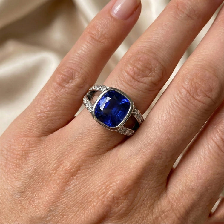 Bague Ceylan Saphir Et Diamants Naturels Extraits des Mines ( et non cultivés en laboratoire ) Or Blanc 14K 4.5 Carats