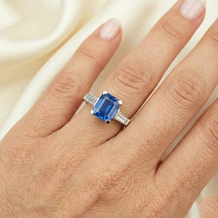 Bague En Saphir Taille émeraude Avec Diamants Taille Baguette