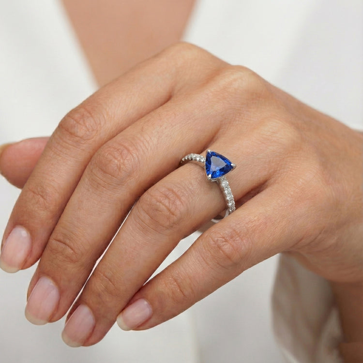 naturel trillion saphir 2carats bague sur blanc