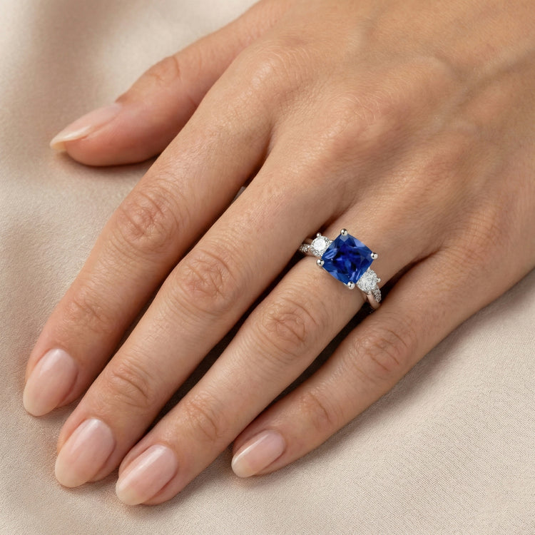 Bague Or 3 Pierres Style Coussin Saphir Bleu Avec Accents 2.75 Carats