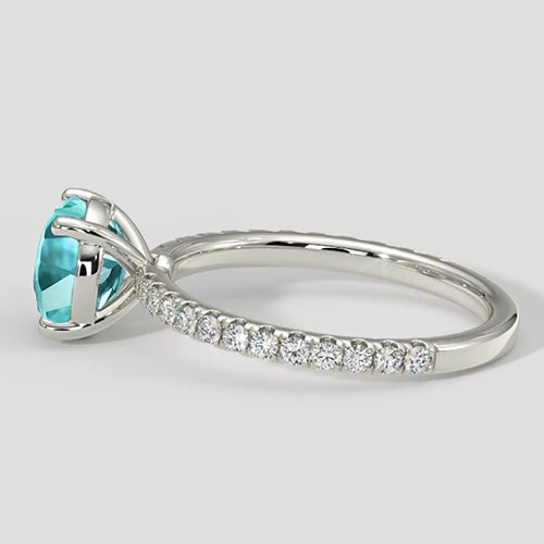 Bague Paraiba bleue avec des accents de diamants ronds