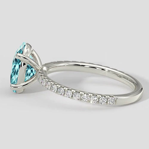 Bague Paraiba ovale bleue de 3,75 ct avec bande de diamants