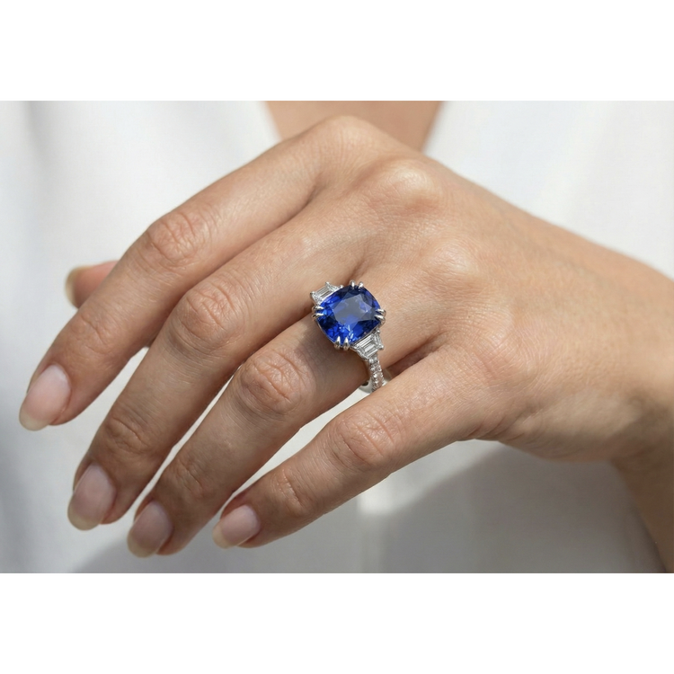 Bague Pierres Précieuses Saphir Ovale Trapèze & Pavé Serti Diamants 5.50 Carats