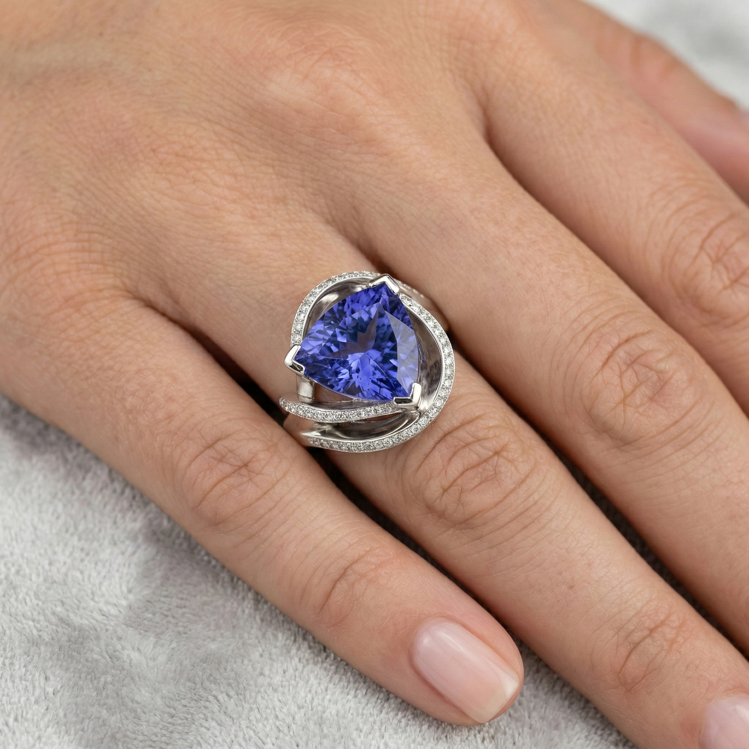 naturel trillion diamant 7.01carats bague sur blanc