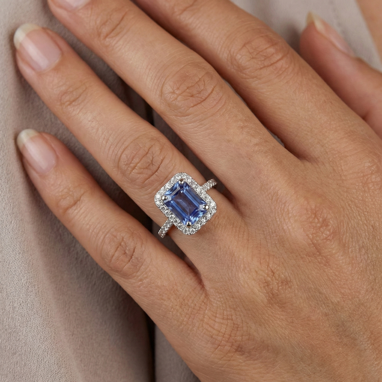 Bague Sertie De Griffes Saphir De Ceylan Avec Diamants Naturels Extraits des Mines ( et non cultivés en laboratoire ) 4 Ct Or Blanc 14K