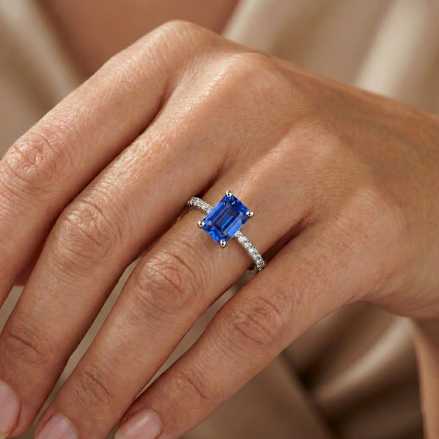 naturel radiant diamant 3carats bague sur blanc