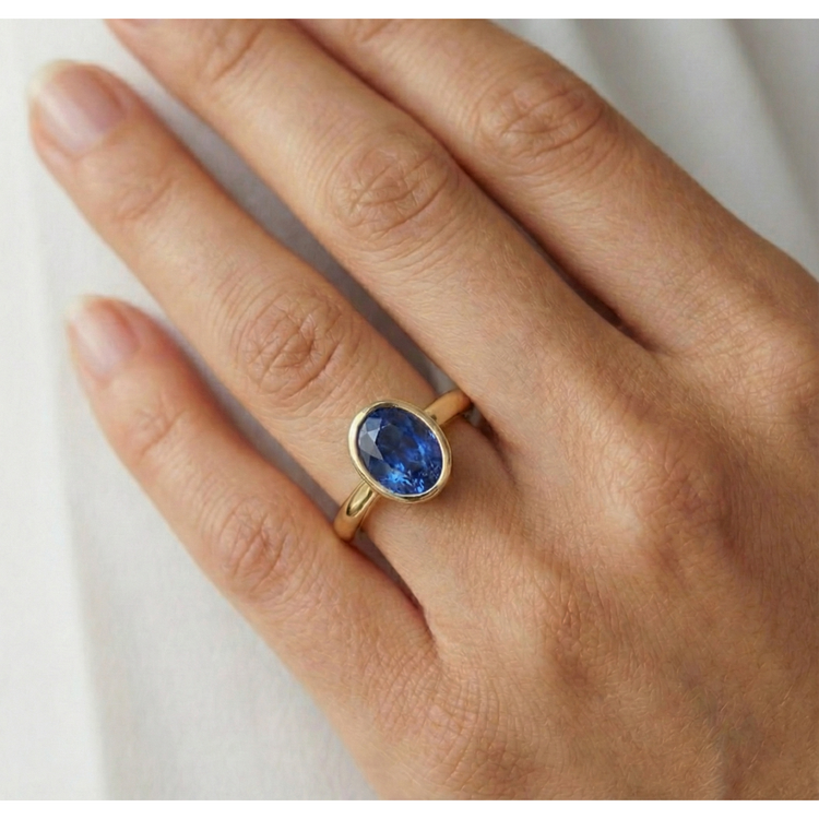 Bague de fiançailles solitaire sertie clos saphir de Ceylan ovale 2.50 carats