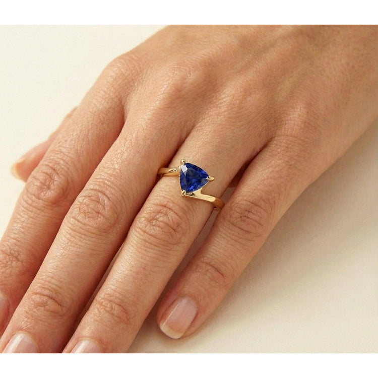 Bague en forme de trillion solitaire saphir Srilanka or jaune 1 carat