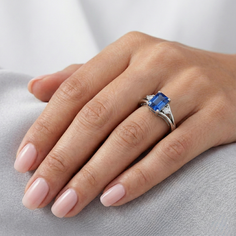 Bague en or à trois pierres et saphir bleu émeraude 2.50 carats tige fendue