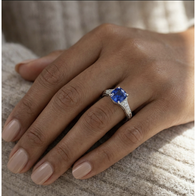 Bague en saphir bleu de coussin de bijoux de pierres précieuses de style antique 2 carats