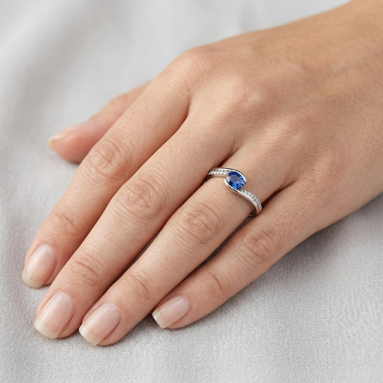 Bague en saphir du Sri Lanka et diamants taille ovale 2 ct en or blanc 14K