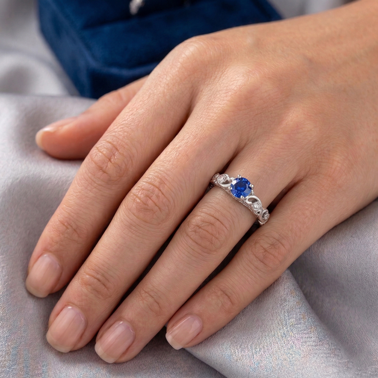 Bague en saphir rond bleu de 1.60 ct et diamants