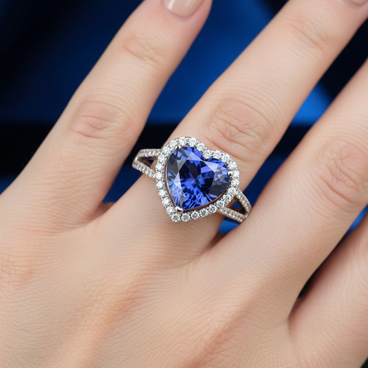 Bague fantaisie en saphir bleu taille coeur de 4.45 ct et diamants en or blanc 14K
