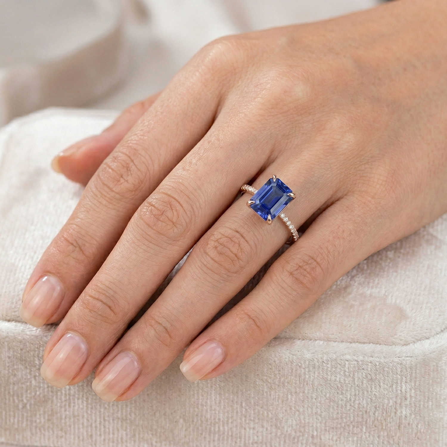 naturel diamant 4.50carats bague sur blanc