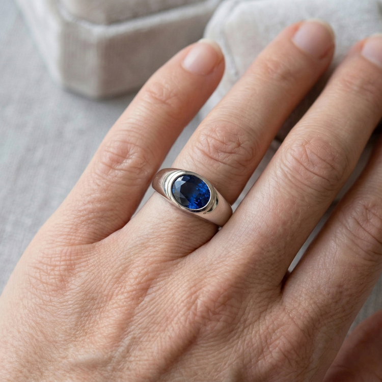 Bague solitaire étincelante avec saphir bleu de Ceylan ovale 2 carats