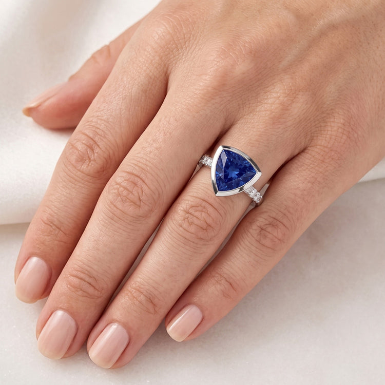 Bijoux de pierres précieuses de diamant 2 carats trillion lunette sertie bague saphir bleu
