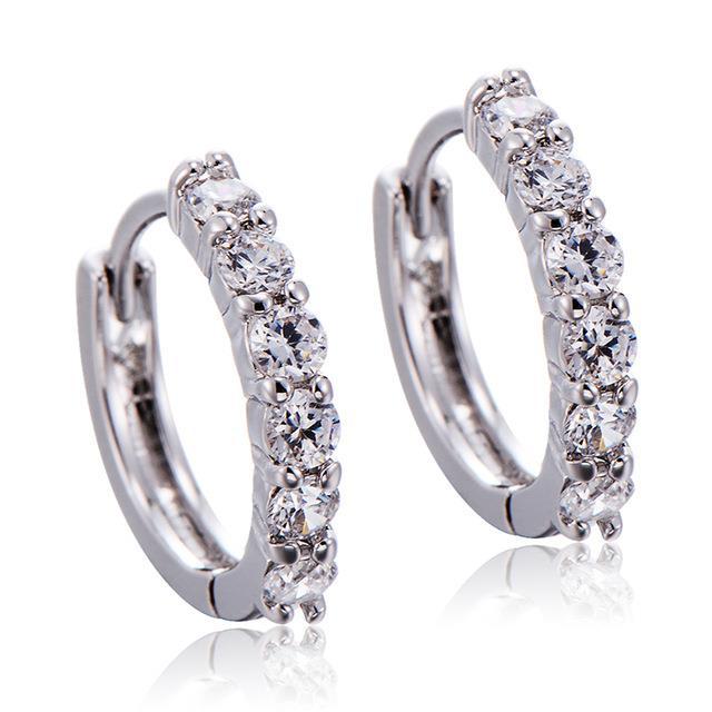 Boucles D'oreilles Pour Dames En Or Blanc 14 Carats Avec Une Coupe Ronde Etincelante De 3 Carats De Réel Diamants.