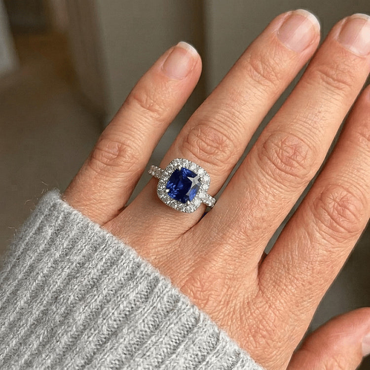 Coussin Ceylan Bleu Saphir Avec Diamants Naturels Extraits des Mines ( et non cultivés en laboratoire ) 2.50 Ct. Anneau