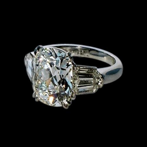 Coussin Femme & Naturel Diamant Baguette 1.91 Ct. Bague trois pierres en or blanc