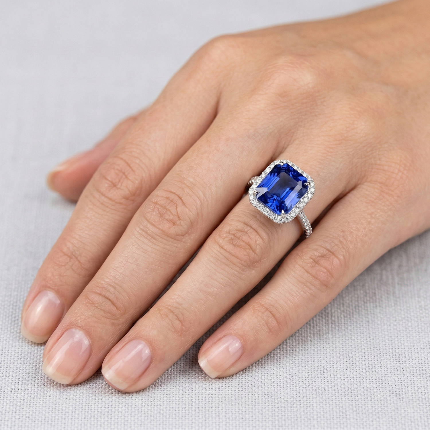 naturel round saphir 5carats bague sur blanc