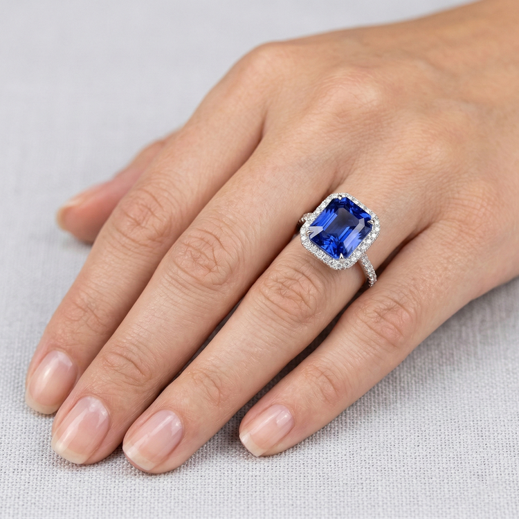 naturel round saphir 5carats bague sur blanc