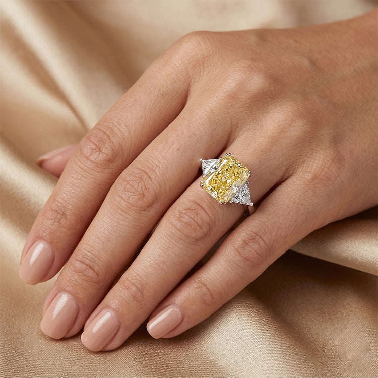 Diamant Jaune Canari Taille Radiant Trilogie 4 carats en Or 14K