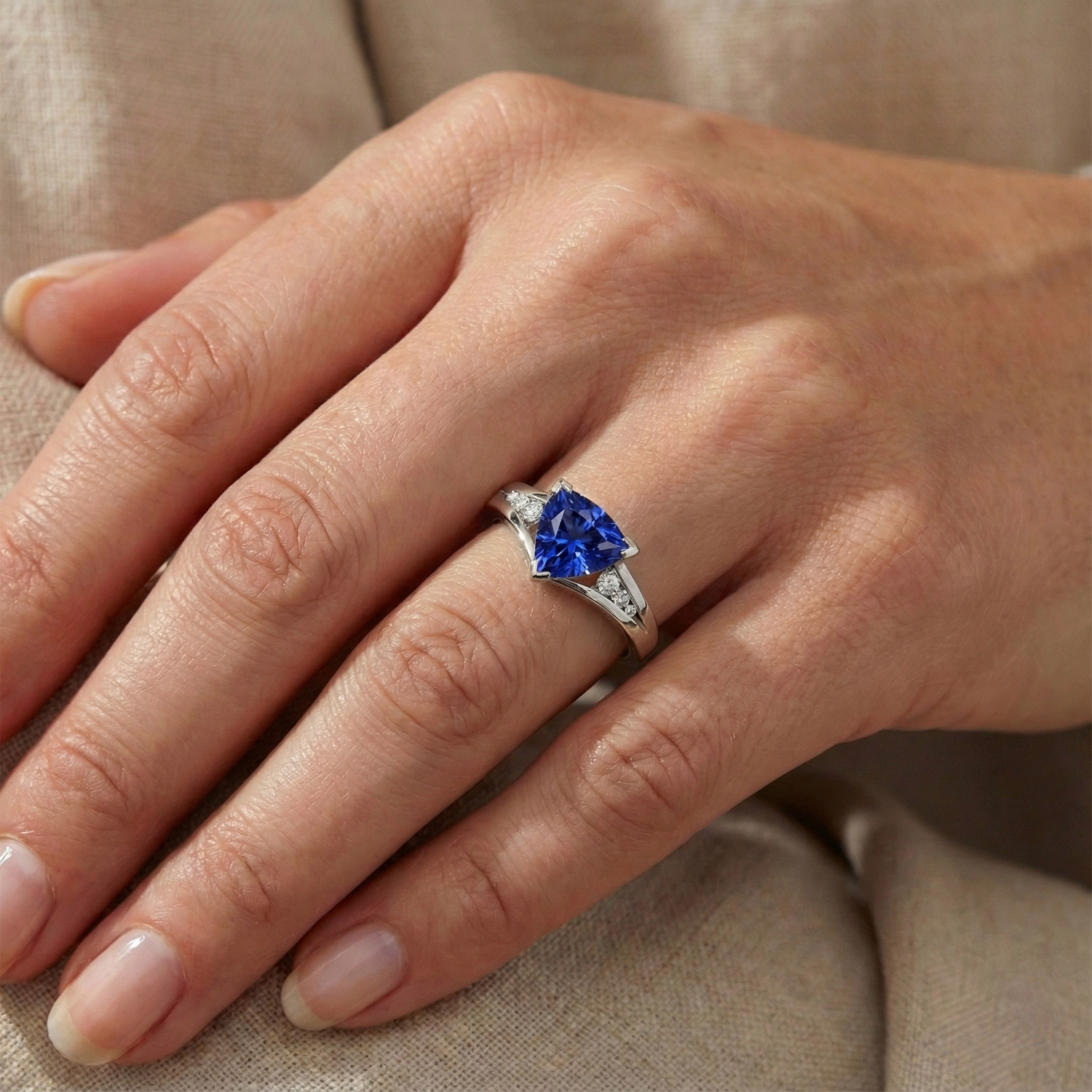 naturel round saphir 1.25carats bague vue de profil