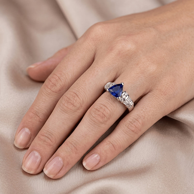 Diamond Jewelry Bague Saphir Trillion 2 Carats Or Blanc 14K