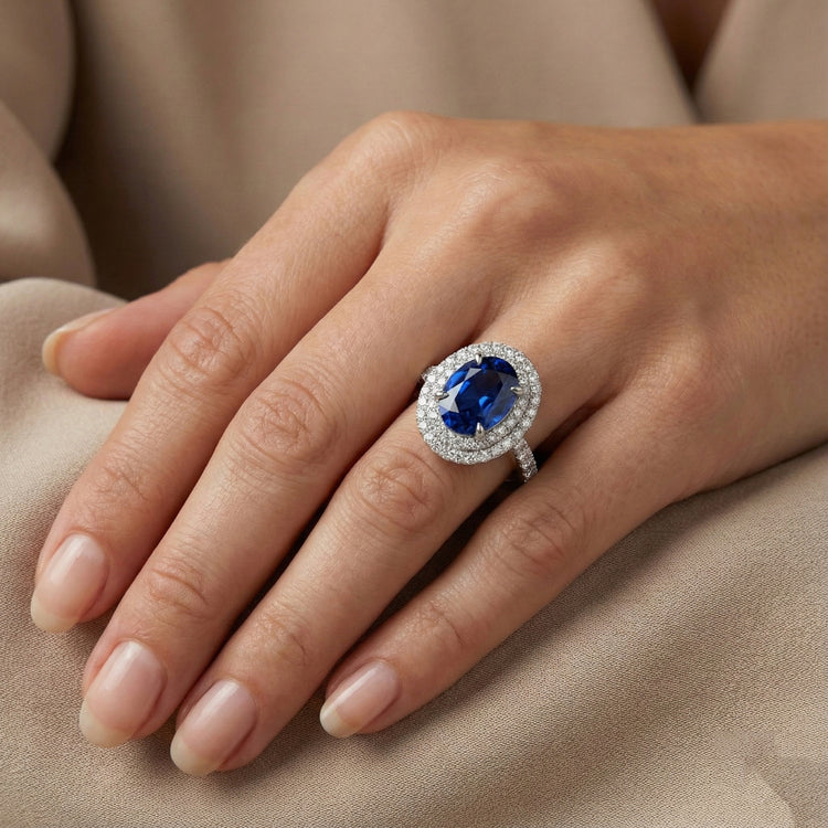 Grande bague ovale en diamant saphir bleu du Sri Lanka en or blanc de 4.55 ct 14K