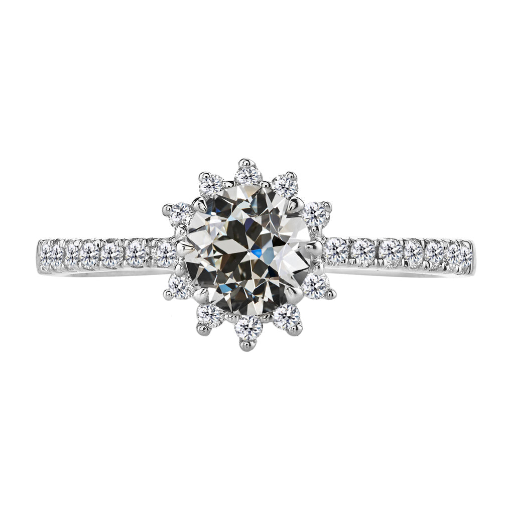 Diamant Coussin Antique Solitaire avec Pierres Latérales en Or Blanc 14 Carats – vue principale